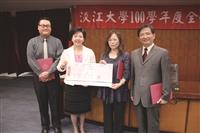 張校長頒發100學年度淡品管季軍，由公共行政學系所組成的「集資圈」奪得。 　公行系以表格方式清楚呈現近十年來該學系的募款情形。（資料來源／品保處提供）