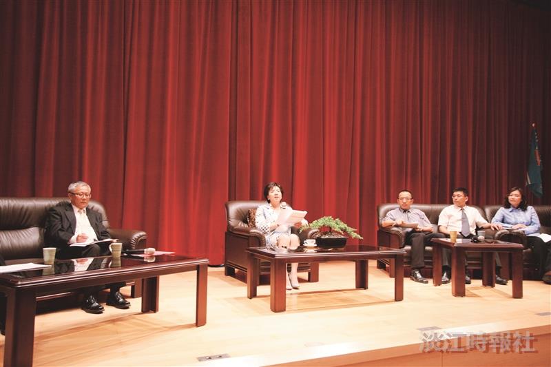 蘭陽校園於24日舉行100學年度「蘭陽校園大四學生與校長有約」座談會，校長張家宜（左二）與學生互動。（圖／蘭陽校園提供）