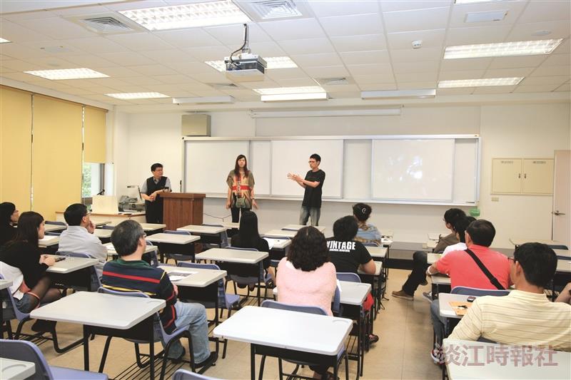 蘭陽校園於24日舉行100學年度「蘭陽校園大四學生與校長有約」座談會，校長張家宜（左二）與學生互動。（圖／蘭陽校園提供）