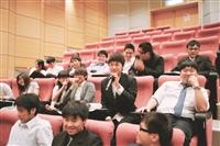 蘭陽校園於24日舉行100學年度「蘭陽校園大四學生與校長有約」座談會，校長張家宜（左二）與學生互動。（圖／蘭陽校園提供）