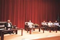 蘭陽校園於24日舉行100學年度「蘭陽校園大四學生與校長有約」座談會，校長張家宜（左二）與學生互動。（圖／蘭陽校園提供）