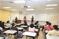 蘭陽校園於24日舉行100學年度「蘭陽校園大四學生與校長有約」座談會，校長張家宜（左二）與學生互動。（圖／蘭陽校園提供）