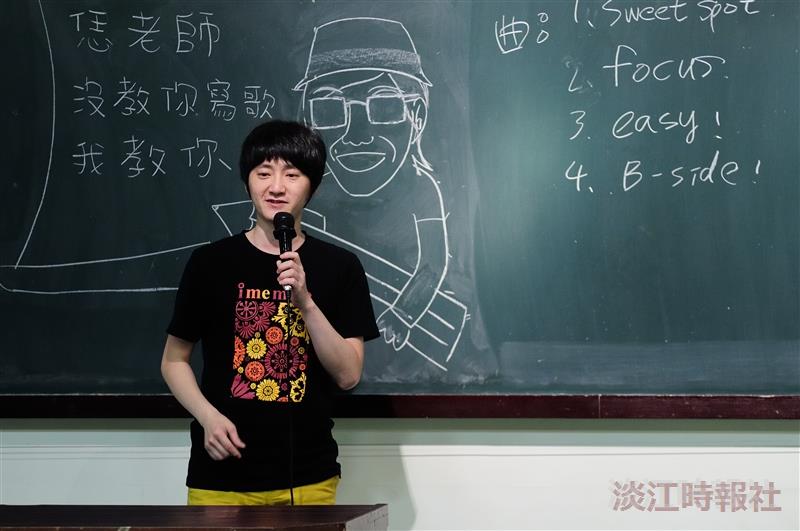 旺福主唱小民來校演講，吸引大批粉絲到場支持。（攝影／鄧翔）