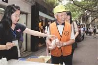 吃早餐最Rock！衛生保健組及膳食督導團於1日，一連2天，早上7時20分在小小麥、月亮咬一口等處發送免費早餐，不到2小時就發送一空，就連工友伯伯也來吃早餐、顧健康！（攝影／湯琮詰）
