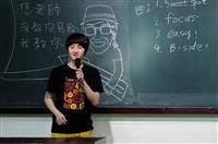 旺福主唱小民來校演講，吸引大批粉絲到場支持。（攝影／鄧翔）