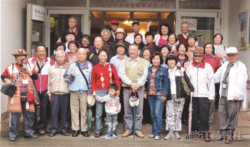 退休人員聯誼會的101年春季一日遊，於日前由理事盧慶塘及執行秘書李琳帶領一行34人，興高采烈地搭遊覽車前往林家花園、三峽老街、復興鄉角板山、蔣公行館等，沿途欣賞美麗風光，雖偶遇陣雨，但絲毫不減興致。多位同仁都在參觀後表示：「真感恩母校的照顧，更感謝前校長林雲山成立了退休聯誼會，讓大家常有見面機會。」李琳說：「本次旅遊大家感到非常溫馨，除了要感謝員工福利委員會補助每位參加者300元，更要感謝主委林震安費心安排行程，讓大家有個美好充實的一天。」（文、圖／退休人員聯誼會提供）