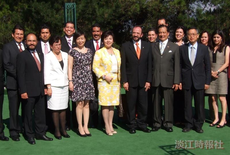 本校校長張家宜率團（左四）、國際事務副校長戴萬欽(右二)、美洲所所長陳小雀訪問中美洲（左三），姊妹校墨西哥州自治大學校長賈艾德（Eduardo Gasco Pliego）（左五）帶領多位主管熱烈歡迎。（圖／秘書處提供）