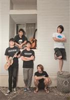 由5位大男孩組成的Hot Spring，團名的由來是異想天開的帶吉他去泡溫泉。（攝影／魏珮如）