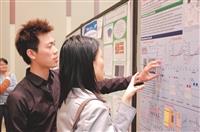 宋俊漢（右二）在2012國際電化學年會，向參展者說明論文。（圖／宋俊漢提供）
