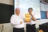陳飛龍（左一）勉勵學弟妹在全球化趨勢下要學好中文和英文，掌握語言可提升就業競爭力。（圖／企管系提供）