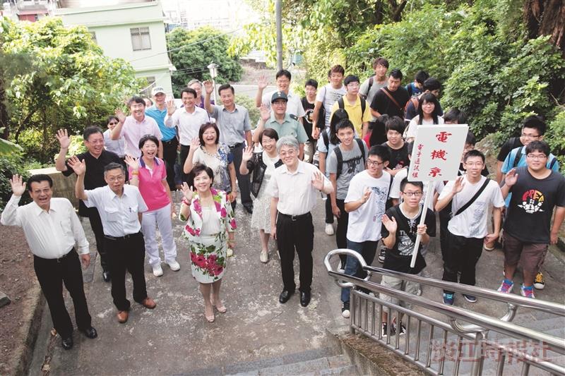 新生首登克難坡 在階梯上揮汗成長