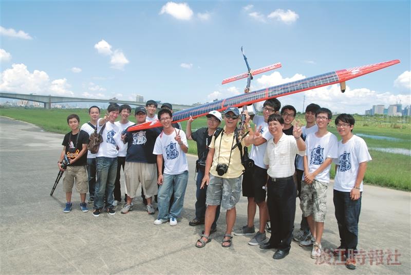 航太系太陽能無人飛機試航成功