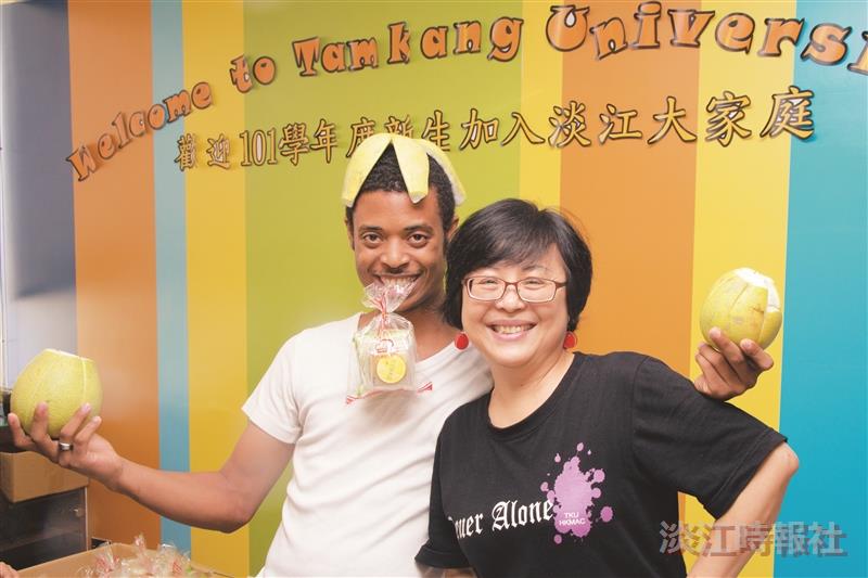 中秋柚飄香 甜月餅溫暖異鄉學子的