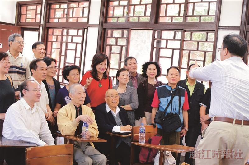 中文系重溫宮燈舊夢 老校友一同祝壽