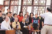中文系重溫宮燈舊夢 老校友一同祝壽