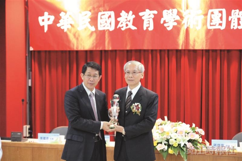 游家政執行長2度獲木鐸獎