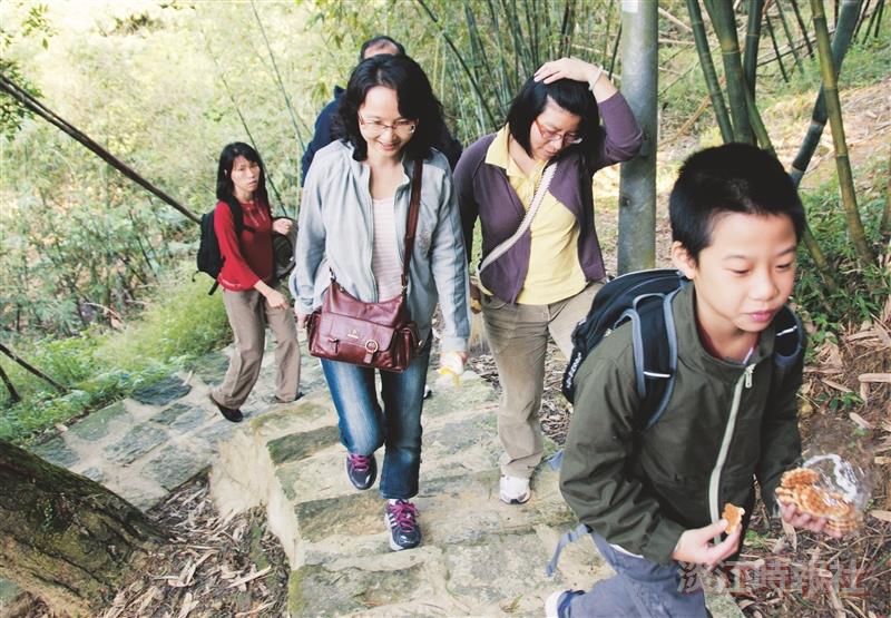 員福會辦白鷺鷥登山 52人踏青