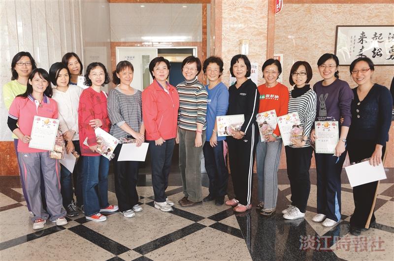 女聯會健走13人全勤 暖冬火鍋盡興