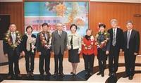 退休茶會哽咽惜別 互道祝福