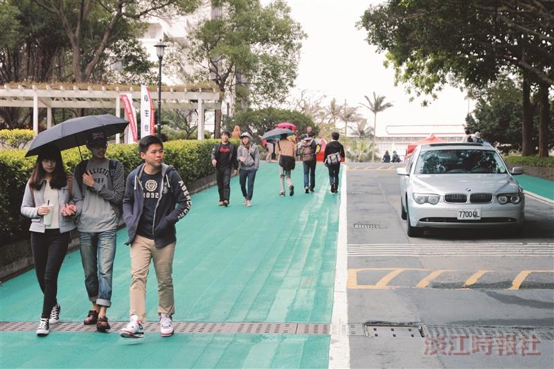 校園新風貌 彩色道路鋪面無障礙坡道智慧候車亭
