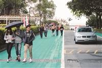 校園新風貌 彩色道路鋪面無障礙坡道智慧候車亭