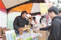 商管聯合愛心勸募  海報街人潮響應義賣