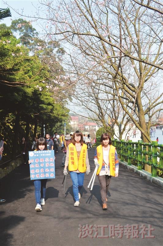 護花使者現身天元宮 路人為淡江鼓掌