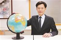 校園話題人物>歐研所副教授張福昌 教授變身主持人 張福昌「全球視野」大愛開講