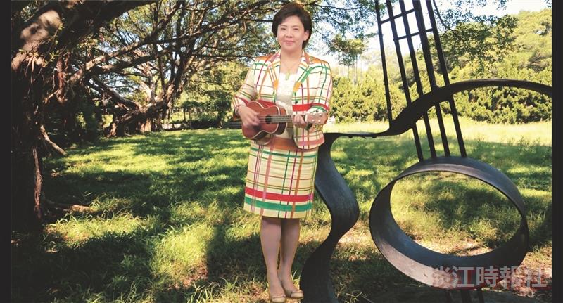 張校長入鏡淡江時報電子書 彈烏克麗麗為新生導覽