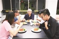 開心廚房啟用 林志鴻與學生共進晚餐
