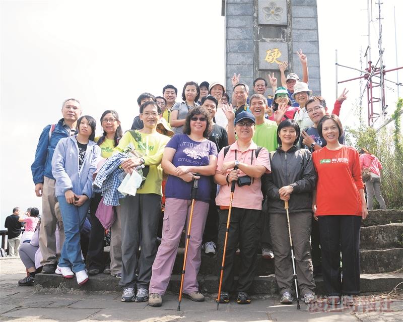 員福會率167人暖壽登觀音山