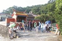 殷善培領軍 校慶午後走訪淡水後山