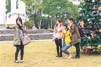 耶誕驚喜 市集變裝趴襲捲校園