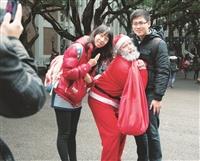 劉茂祥化身聖誕老人送愛心糖