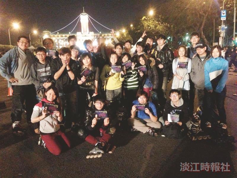 溜冰社元旦路溜 溜到總統府升旗