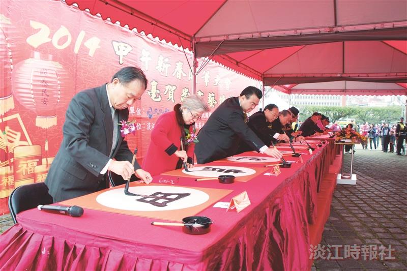 張炳煌甲午新春開筆 總統府前飄墨香