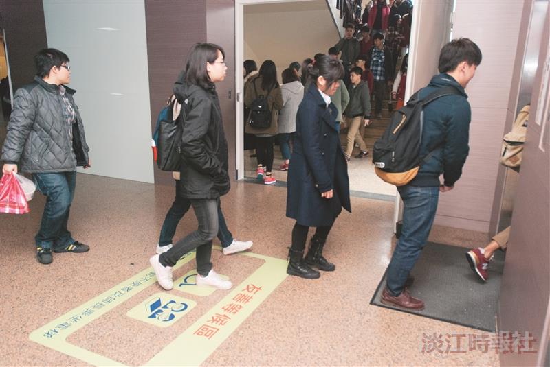 商館設電梯友善等候區