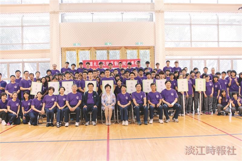 出征全大運張校長授旗