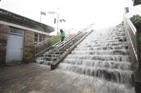 急雨水淹克難坡