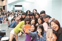 Janet來校講夢想 玩自拍