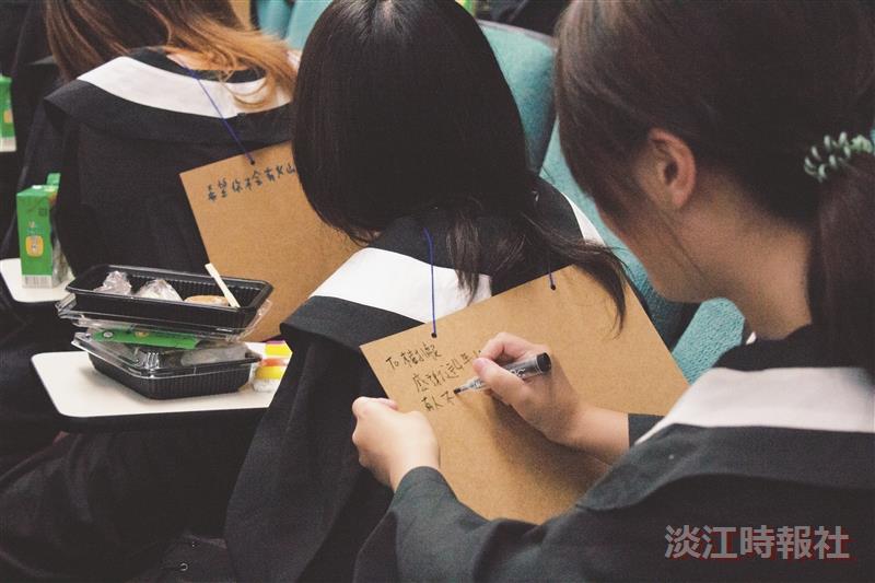 資圖畢典復辦  搞笑又溫馨