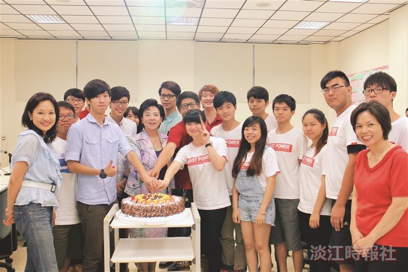 3社團獲全國獎 張校長同切蛋糕慶賀