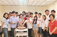 3社團獲全國獎 張校長同切蛋糕慶賀