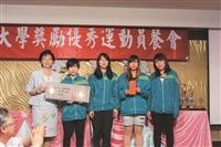 本校體育成果豐碩 張校長宴請獎勵