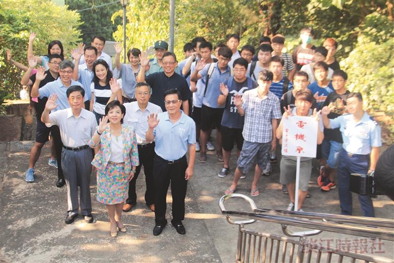 領新生登克難坡 傳承樸實剛毅