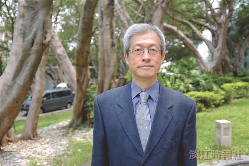 外語學院法文系系主任鄭安群