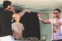 Put your hands up !