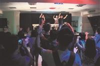 Put your hands up !