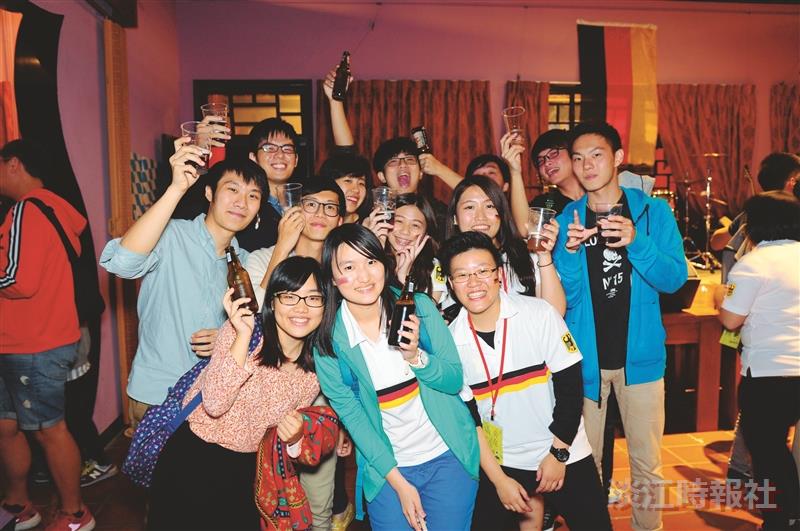 德國啤酒節 3百人擠爆覺軒