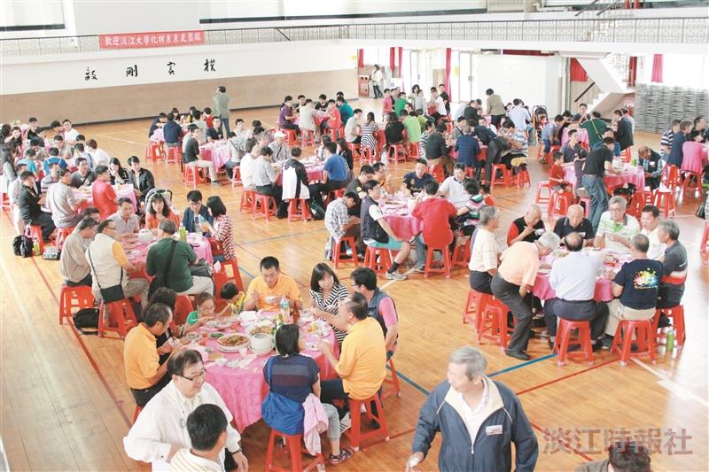 化材系逾30載同窗辦桌  